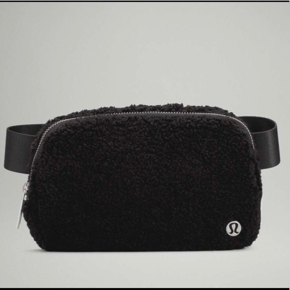 Lululemon Everywhere Fleece Belt Bag
Black NEW WITHOUT TAGS
